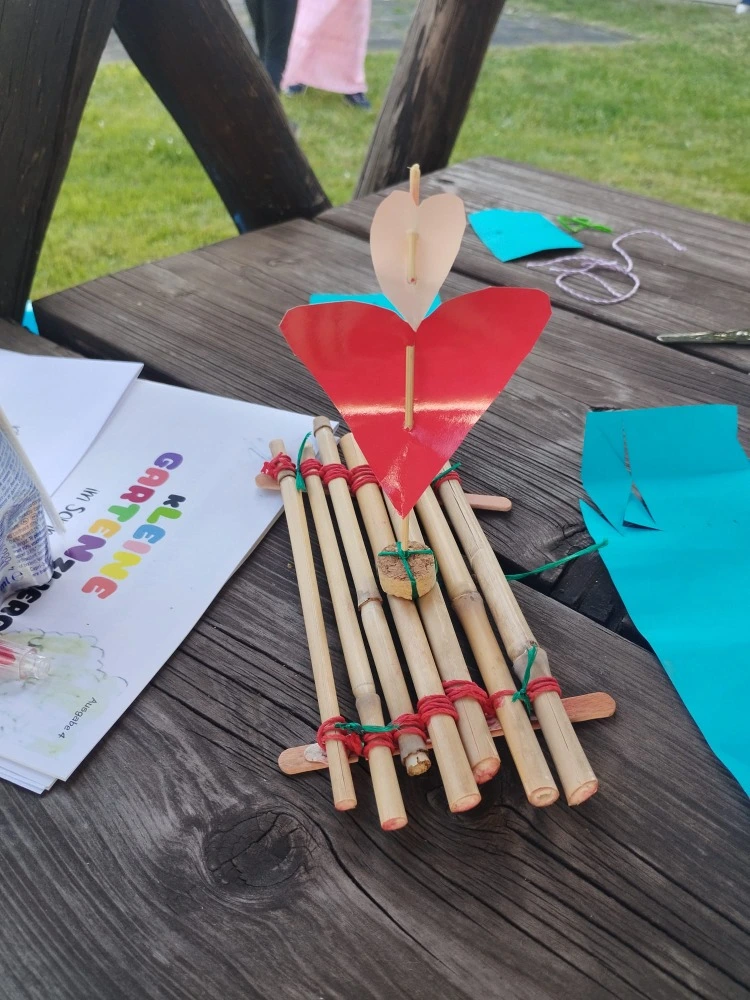 Selbst gebaute Bambusfloße mit Papiersegeln