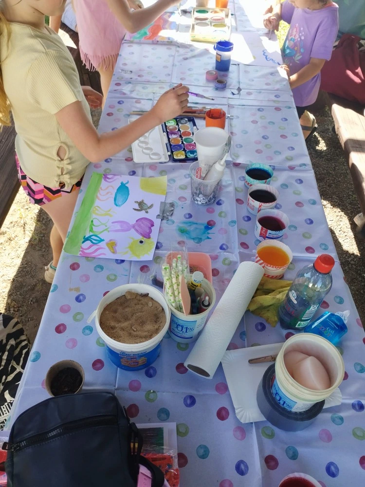 Kinder beim Aquarellmalen mit leuchtenden Unterwassermotiven